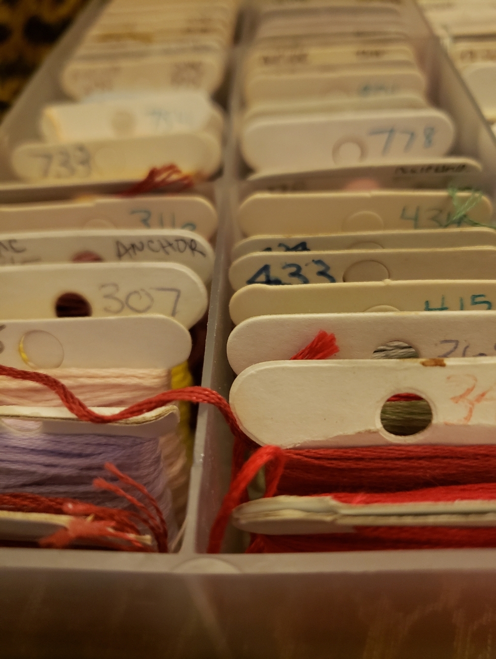 Vintage Embroidery Floss & Storage Organizer Lot 96 Bobbins - Picture 5 of 11